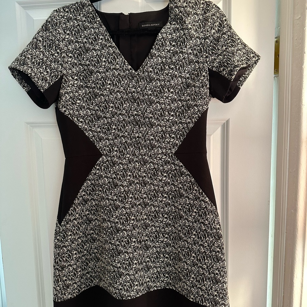 Banana Republic Black and White V-Neck Sheath Mini Dress